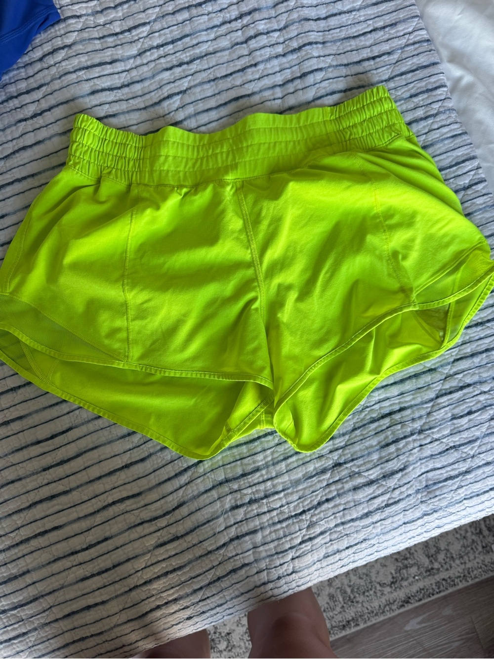 Lululemon Hotty Hot shorts 4” lime pop size 8